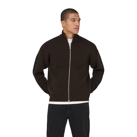 Cardigan marrone uomo con zip Only & Sons 22035808. Maglia con collo alto e cerniera frontale in 70% cotone organico e 30% poliestere vestibilità drop fit.