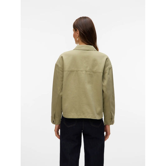 Giacca Camicia Donna Verde Vero Moda Shacket; Tessuto fresco 100% cotone biologico con chiusura a bottoni. Tasche frontali, colletto alla francese e polsini regolabili, stile casual per la mezza stagione. Posteriore 