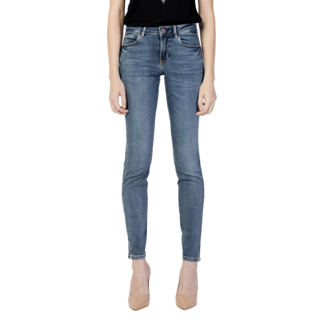 jeans skinny e super-skinny donna Guess CURVE X W2YAJ2D4Q02. Realizzati con una composizione di 92% cotone, 2% elastam/lycra e 6% elastene. Vista frontale indossati da modella 