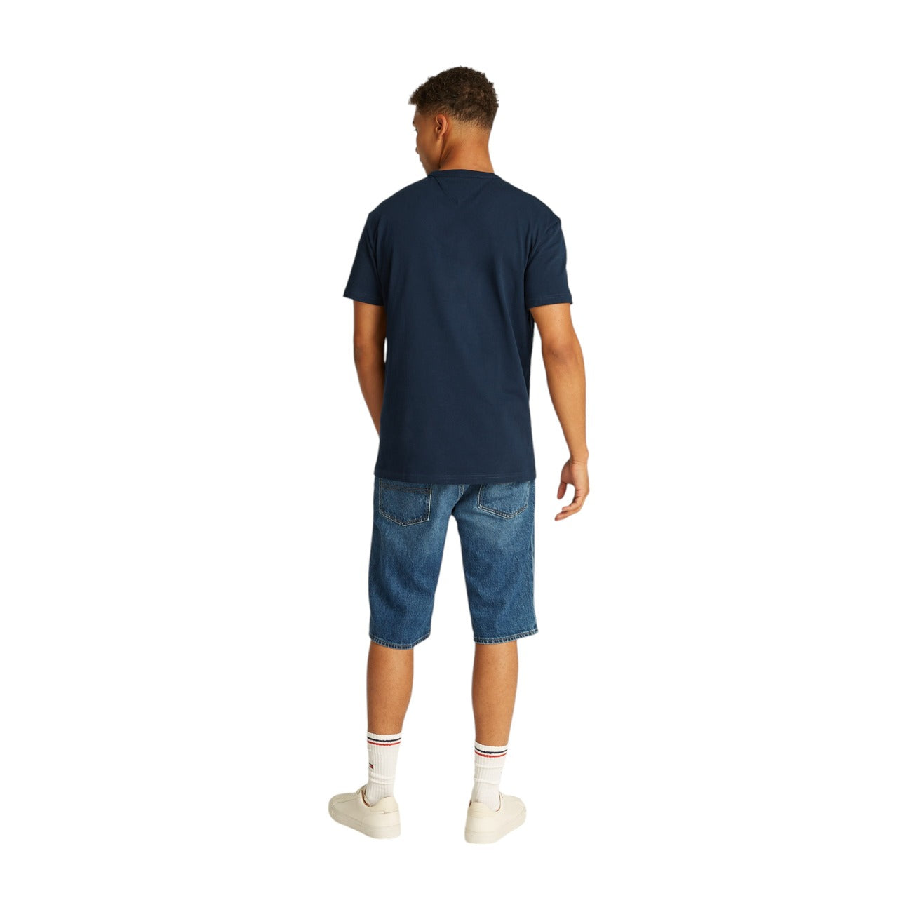 T-shirt Tommy Hilfiger Jeans Badge; 100% Cotone rigenerato. Vestibilità regular, scollo a girocollo, maniche corte. Logo badge ricamato, disponibile in vari colori. Stile casual eco-friendly. Colore blu vista posteriore 