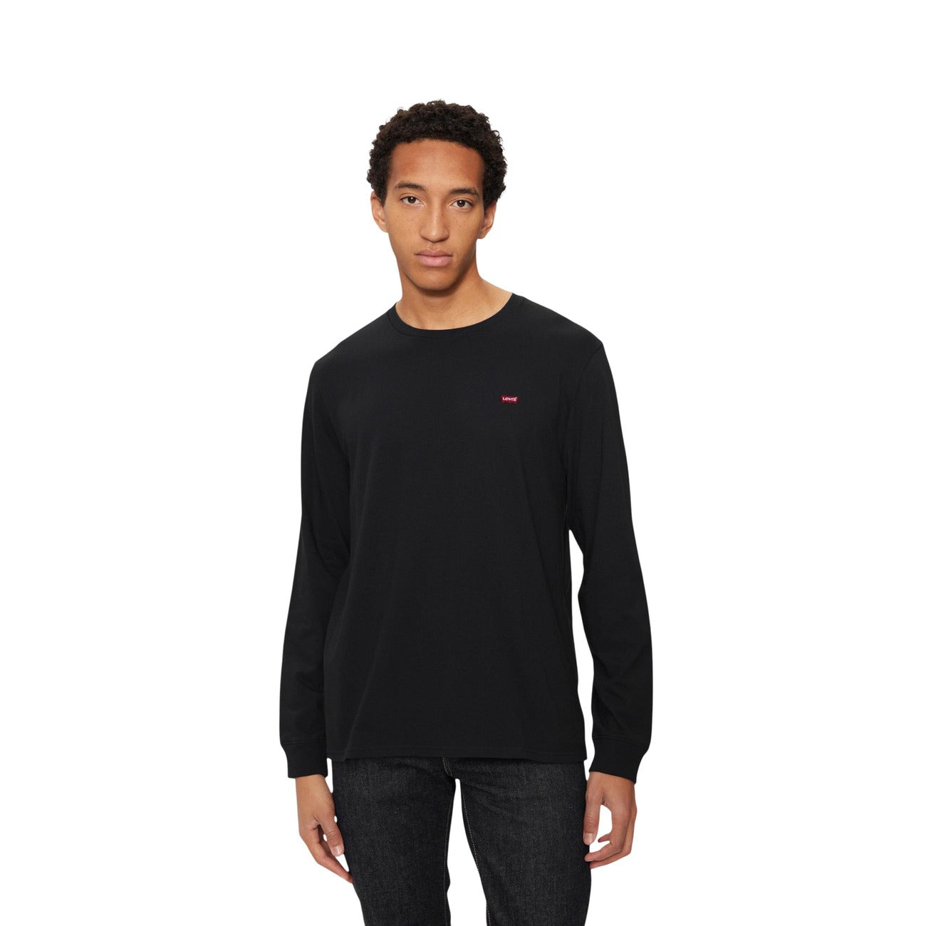 T-shirt Manica Lunga Nero Uomo Levi's; Tessuto 100% cotone leggero con scollo a girocollo tondo. Modello basic a tinta unita, stile casual essentials per l'autunno e l'inverno. Vista frontale 