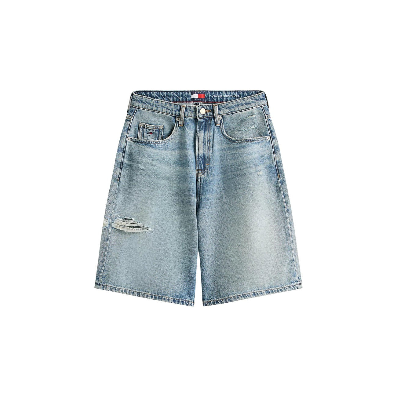 Shorts Tommy Hilfiger Jeans Donna; Denim Blu Distressed. 71% Cotone, 29% Lyocell. Fit largo, strappi decorativi, logo ricamato. Tessuto leggero e traspirante per la stagione Primavera/Estate. Vista stesa 