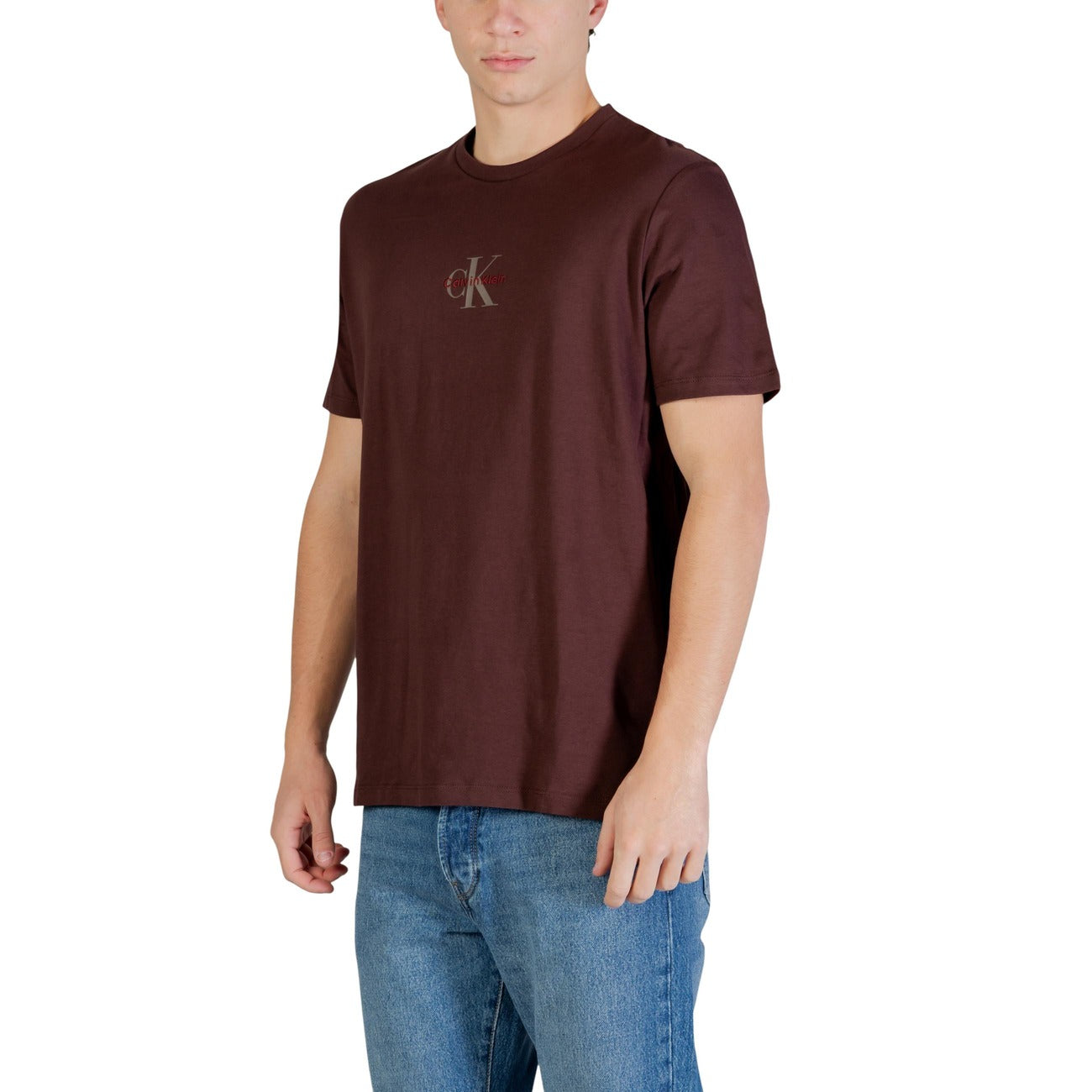 T-shirt CK Jeans Marrone; 100% Cotone. Regular fit, logo piccolo sul petto, scollatura a girocollo. Comfort naturale e stile versatile. Frontale laterale 