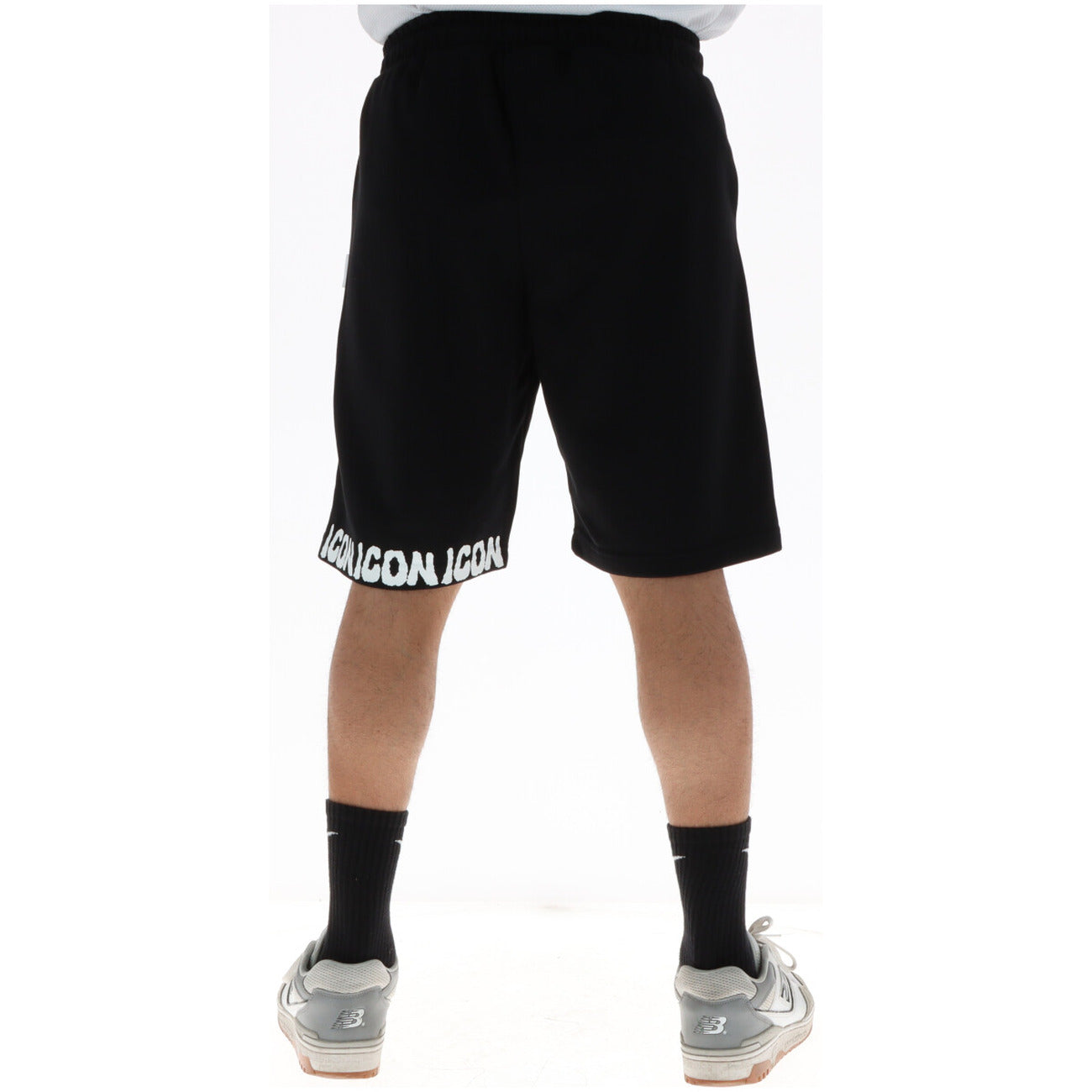 Bermuda ICON IUB017; 88% cotone, 12% poliestere. Colore nero, logo laterale a contrasto, chiusura con lacci. Shorts maschili premium Made in IT, indeformabili e traspiranti. Vista posteriore 