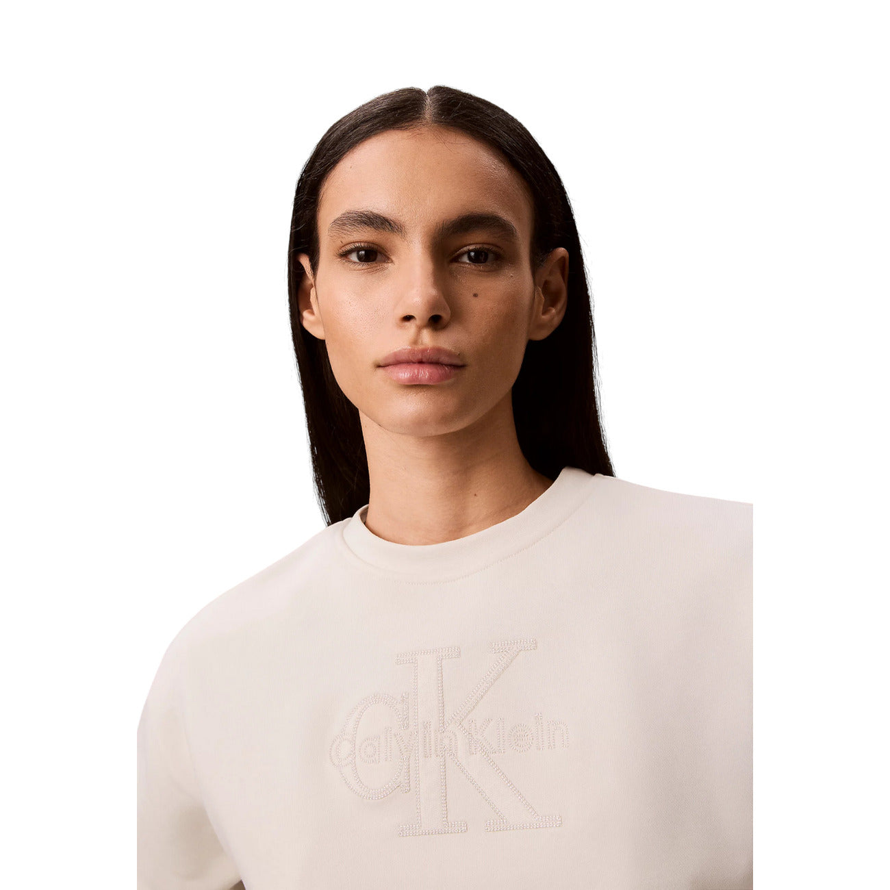Felpa Donna Bianco Calvin Klein Jeans; Senza Cappuccio. 100% cotone tinta unita, taglio regular fit e scollo a girocollo. Logo CK ricamato tono su tono sul petto, stile casual leggero per la mezza stagione. Vista frontale Dettaglio logo 