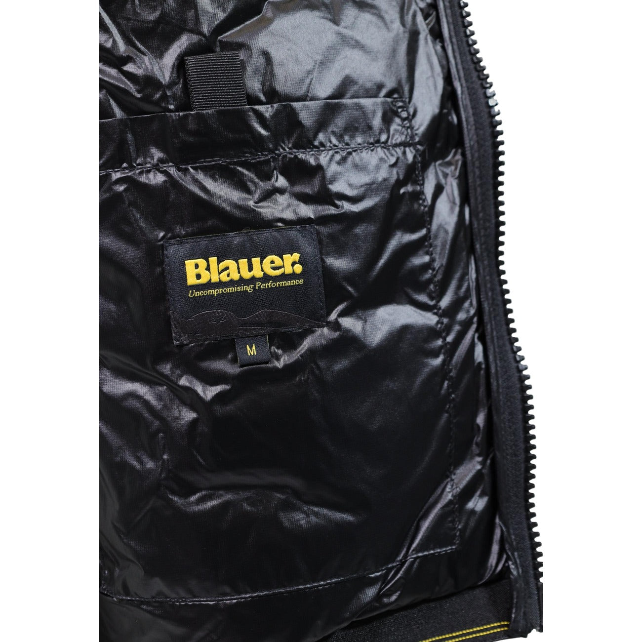 Piumino uomo Blauer nero Wave 26WBLUC03064. Giubbotto corto da uomo nero trapuntato a onde con cappuccio, taschino zip al petto, chiusura cerniera e logo Blauer sulla manica, giacca invernale calda streetwear.