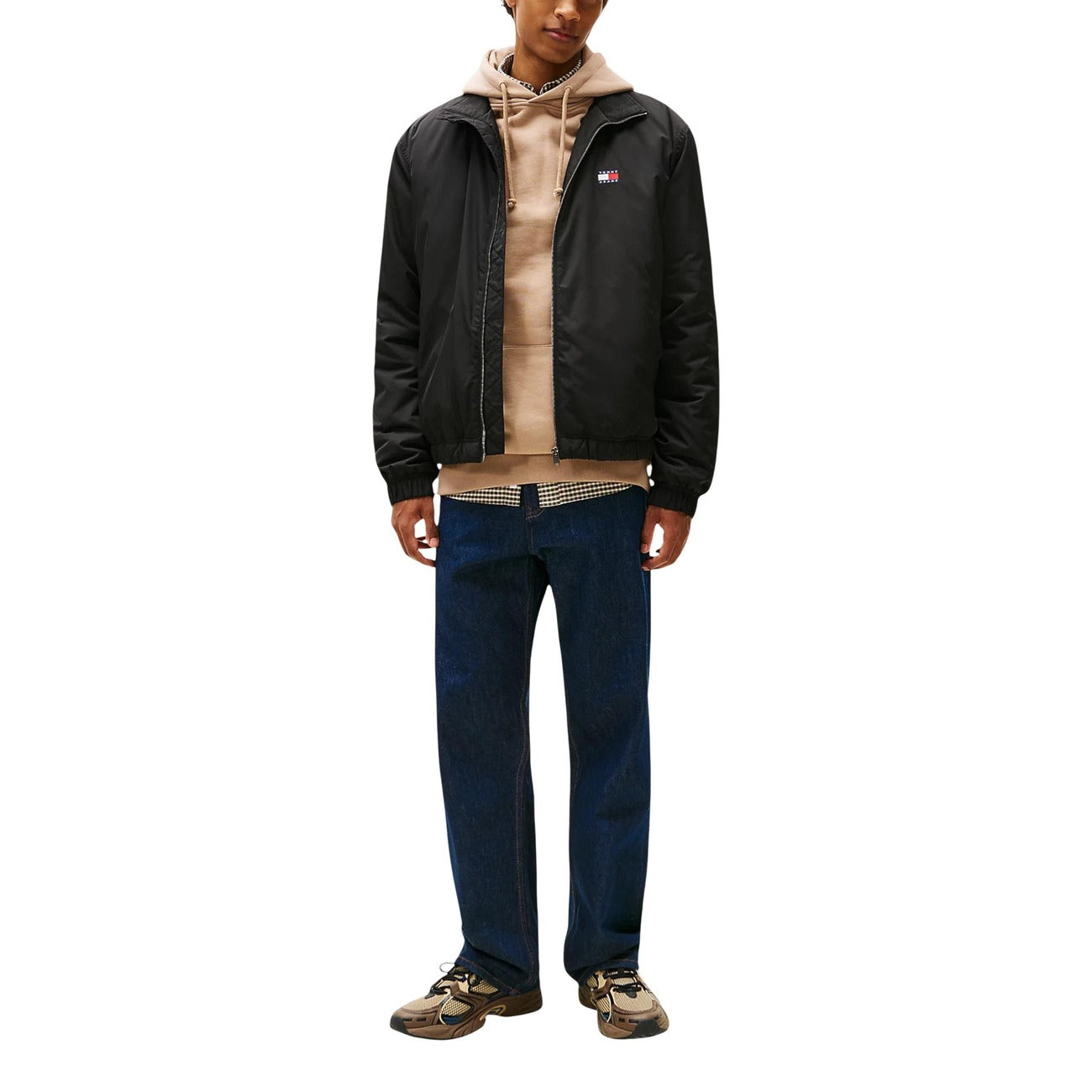 Giubbino imbottito Tommy Jeans; idrorepellente, antivento, relaxed fit. Collo a imbuto, tasca interna, logo distintivo. Protezione e stile per la stagione fredda. Figura intera 