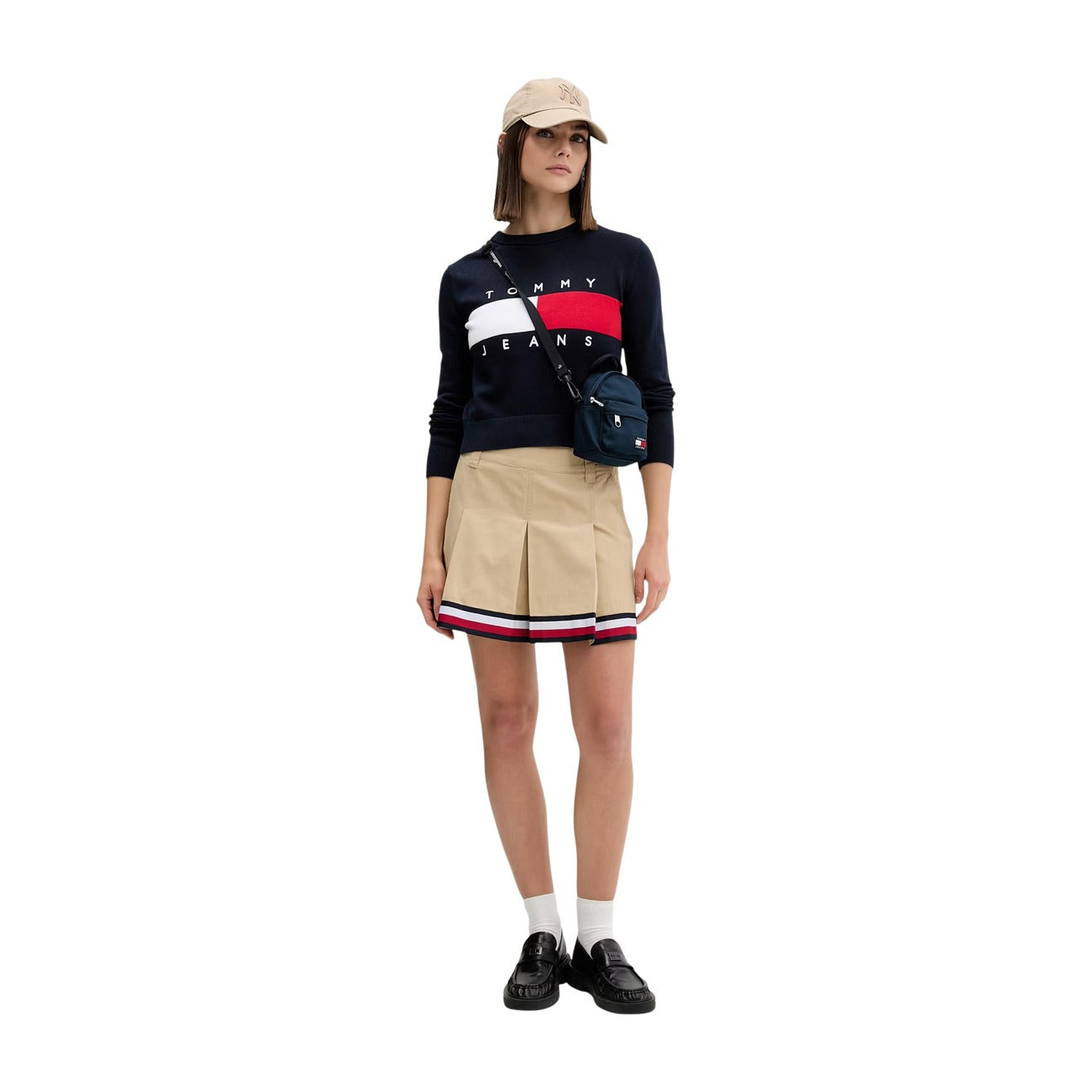 Maglia Tommy Jeans donna blu DW0DW22930. Pullover girocollo in 100% cotone biologico con logo flag oversize intarsiato sul petto, vestibilità regular e spalle calate, abbigliamento donna autunno inverno.