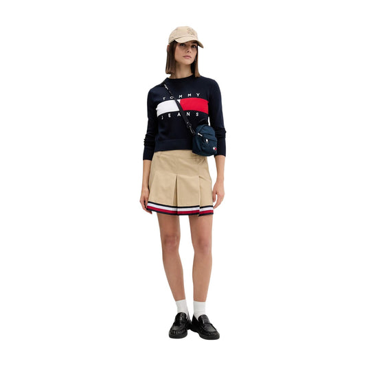 Maglia Tommy Jeans donna blu DW0DW22930. Pullover girocollo in 100% cotone biologico con logo flag oversize intarsiato sul petto, vestibilità regular e spalle calate, abbigliamento donna autunno inverno.