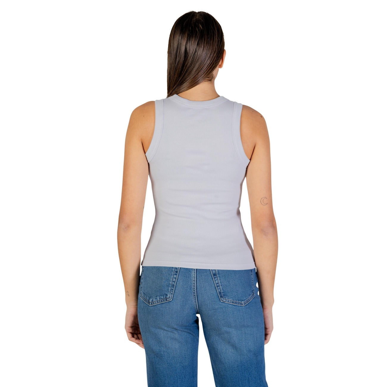 Canotta Calvin Klein Jeans Viola; 95% Cotone, 5% Elastam. Logo ricamato, scollo tondo, tessuto stretch leggero. Capo donna essenziale, casual e iconico.Vista posteriore 