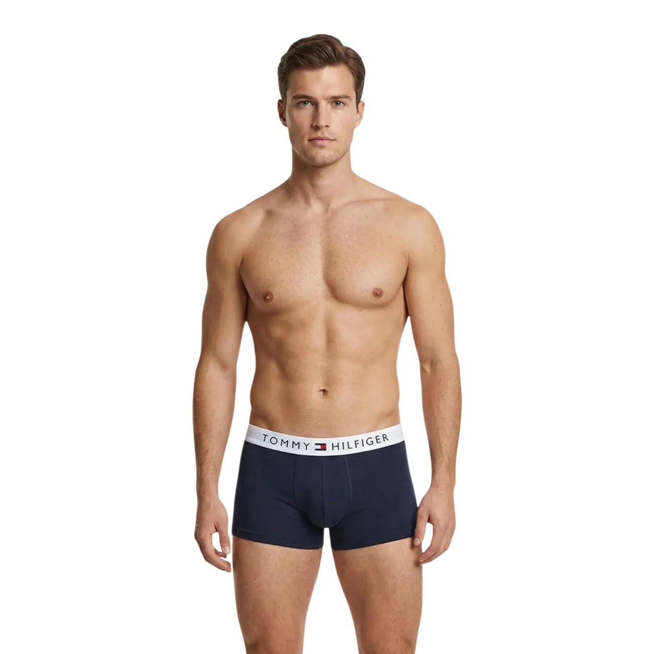 Pack 3 Boxer Trunk Tommy Hilfiger Signature; Nero. Cotone Organico Stretch, tecnologia antiumidità, elastico con logo ripetuto. Vestibilità aderente, supporto traspirante, qualità premium indossato da modello
