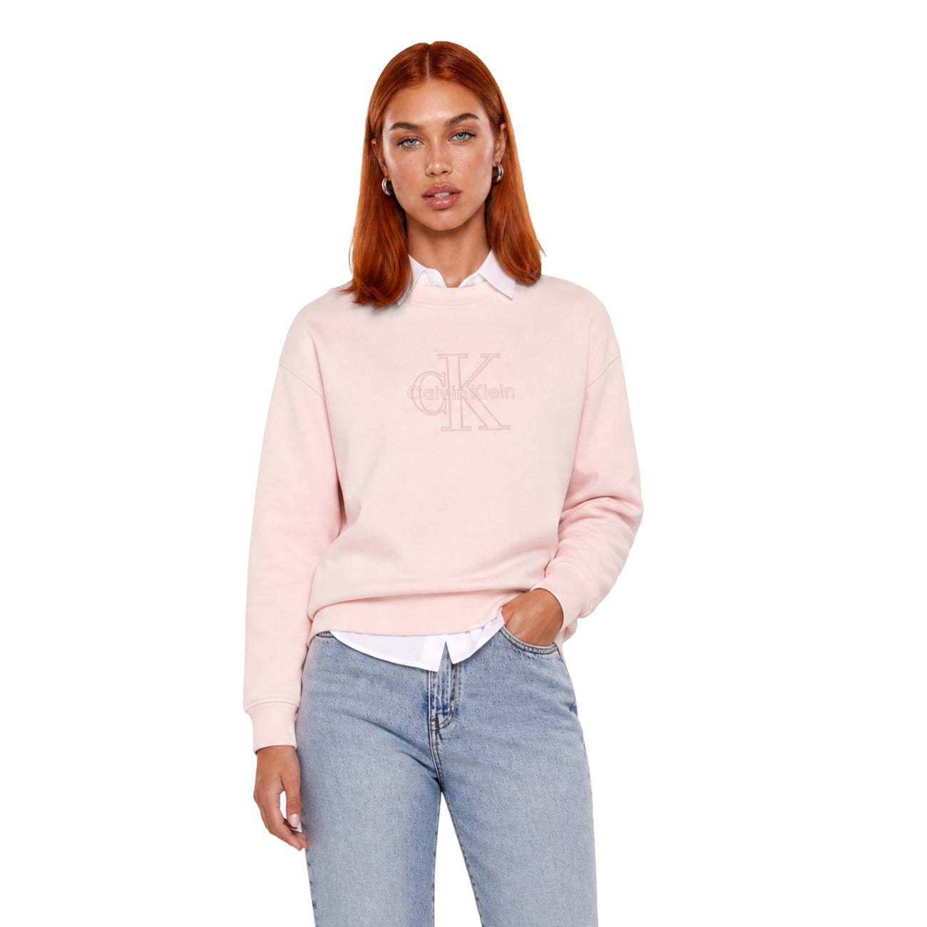 Felpa Donna Rosa Calvin Klein Jeans; Senza Cappuccio. 100% cotone tinta unita, taglio regular fit e scollo a girocollo. Logo CK ricamato tono su tono sul petto, stile casual leggero per la mezza stagione. Vista frontale 