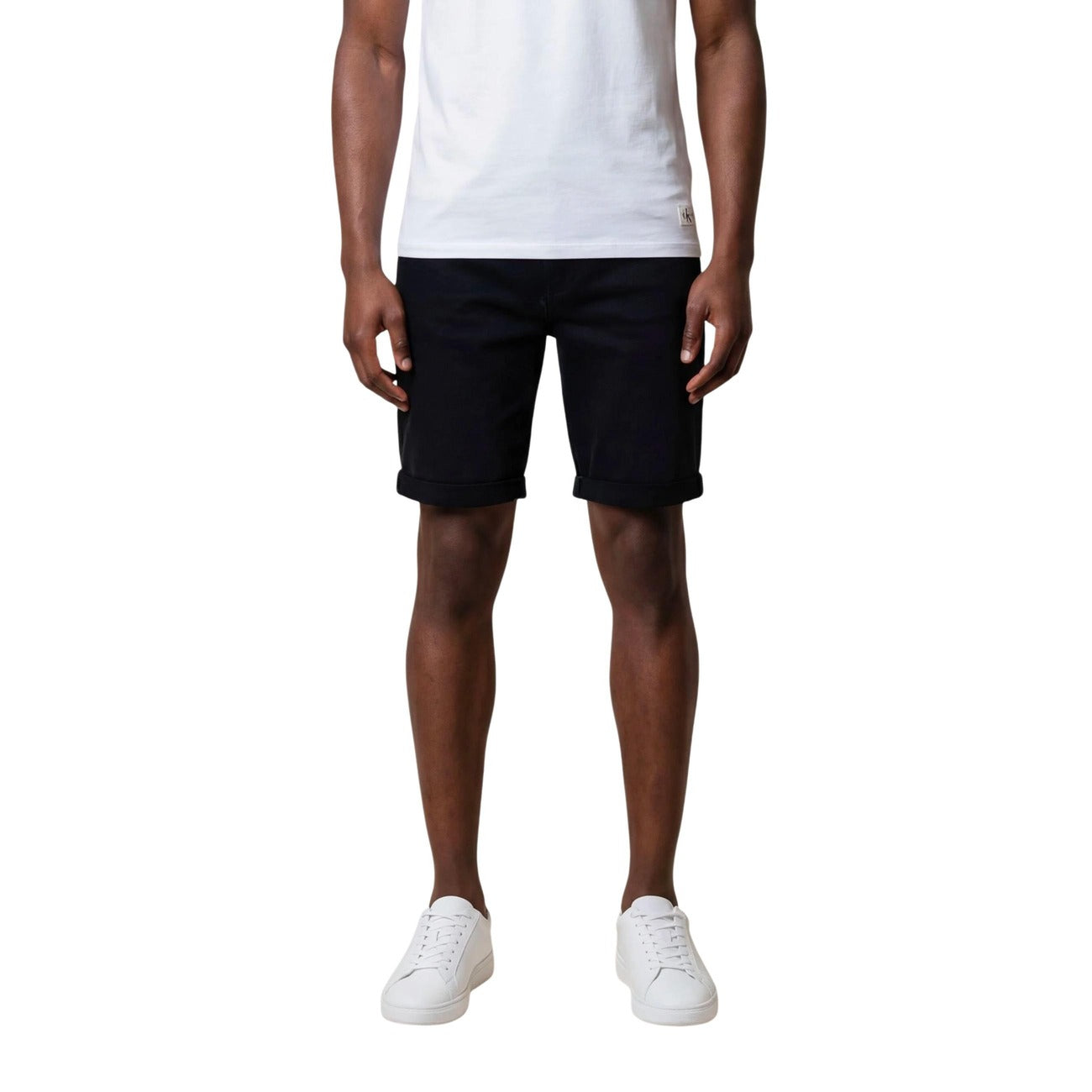 shorts neri uomo Calvin Klein Jeans Realizzati con una composizione di alta qualità, 74% cotone, 24% poliestere e 2% elastam/lycra. lunghezza sopra il ginocchio, orlo risvoltato e una linea pulita. Vista frontale 