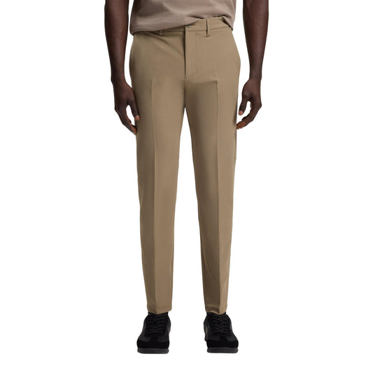 Pantaloni Boss T_Commuter; Slim Fit, tessuto tecnico 95% poliestere e 5% elastam. Altamente elasticizzati, antipiega e resistenti. Design minimalista e moderno, perfetti per un look urban-business dinamico.