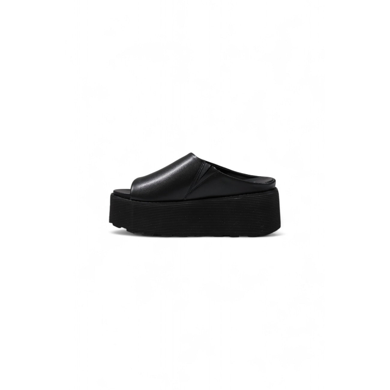 Cult Nancy 3457 W; Sandalo Platform Nero. 100% Pelle, tacco 8 cm. Suola spessa ammortizzata, chiusura con fibbia, stile urban-chic. Vista laterale 