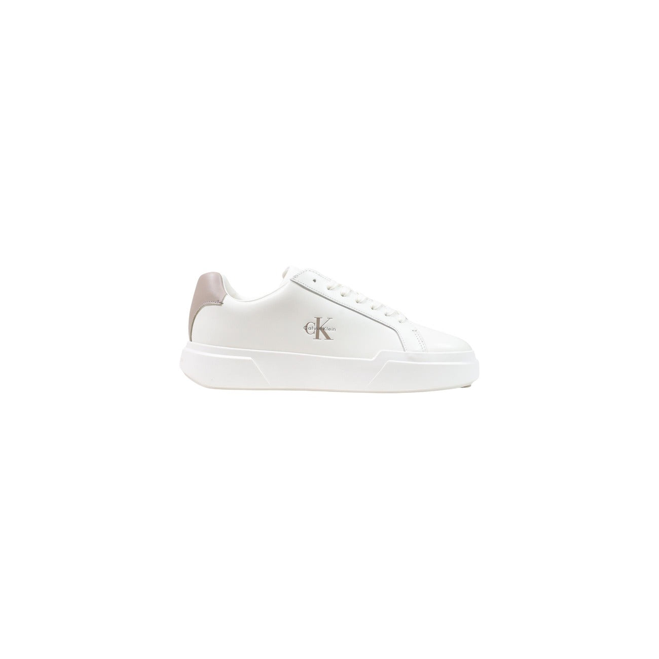 Sneakers Uomo Bianche Calvin Klein Jeans; Tomaia 100% pelle pieno fiore con loghi goffrati e fodera interna a rete traspirante. Suola a cassetta in TPR flessibile con motivo inferiore a griglia ispirato a NYC, stile casual 4 stagioni. Laterale 
