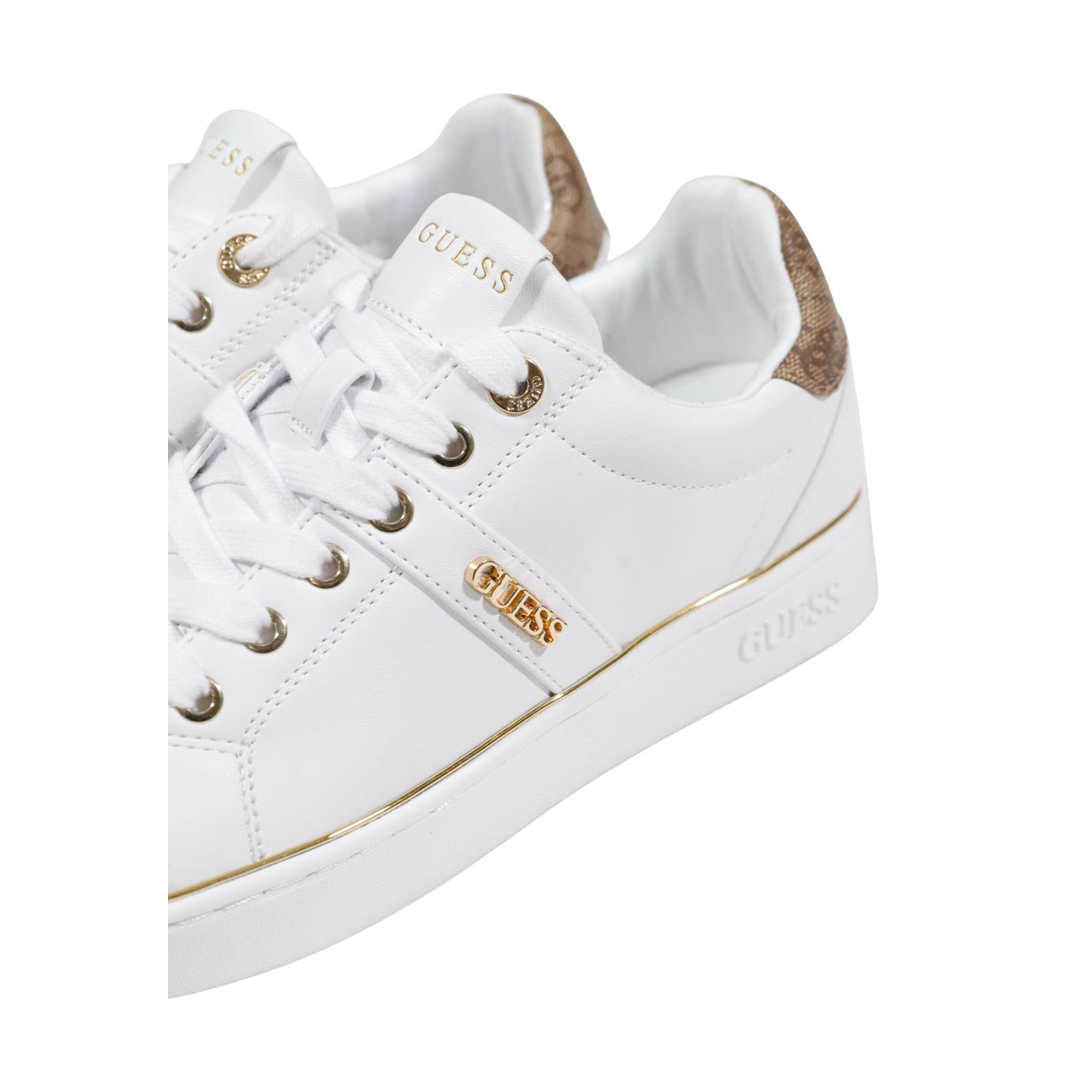 Sneakers Guess Britz; Bianco con dettagli laminati. 100% Poliuretano, fodera in cotone, suola in gomma 3 cm. Logo 4G sul retro e sulla suola, stile casual-sportivo Primavera/Estate.