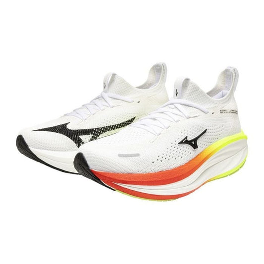 Scarpe Running Mizuno Wave Rider Neo; Scarpa tecnica top di gamma con intersuola alta in schiuma Enerzy Nxt e piastra in fibra di vetro. Tomaia a maglia leggera, massima propulsione e grip potenziato. Laterale frontale 