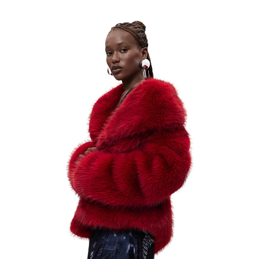 Cappotto Desigual donna rosso scuro CHAQ CRUDELIA. Giacca corta in ecopelliccia di poliestere riciclato con collo a revers e bottoni frontali, abbigliamento donna autunno inverno.