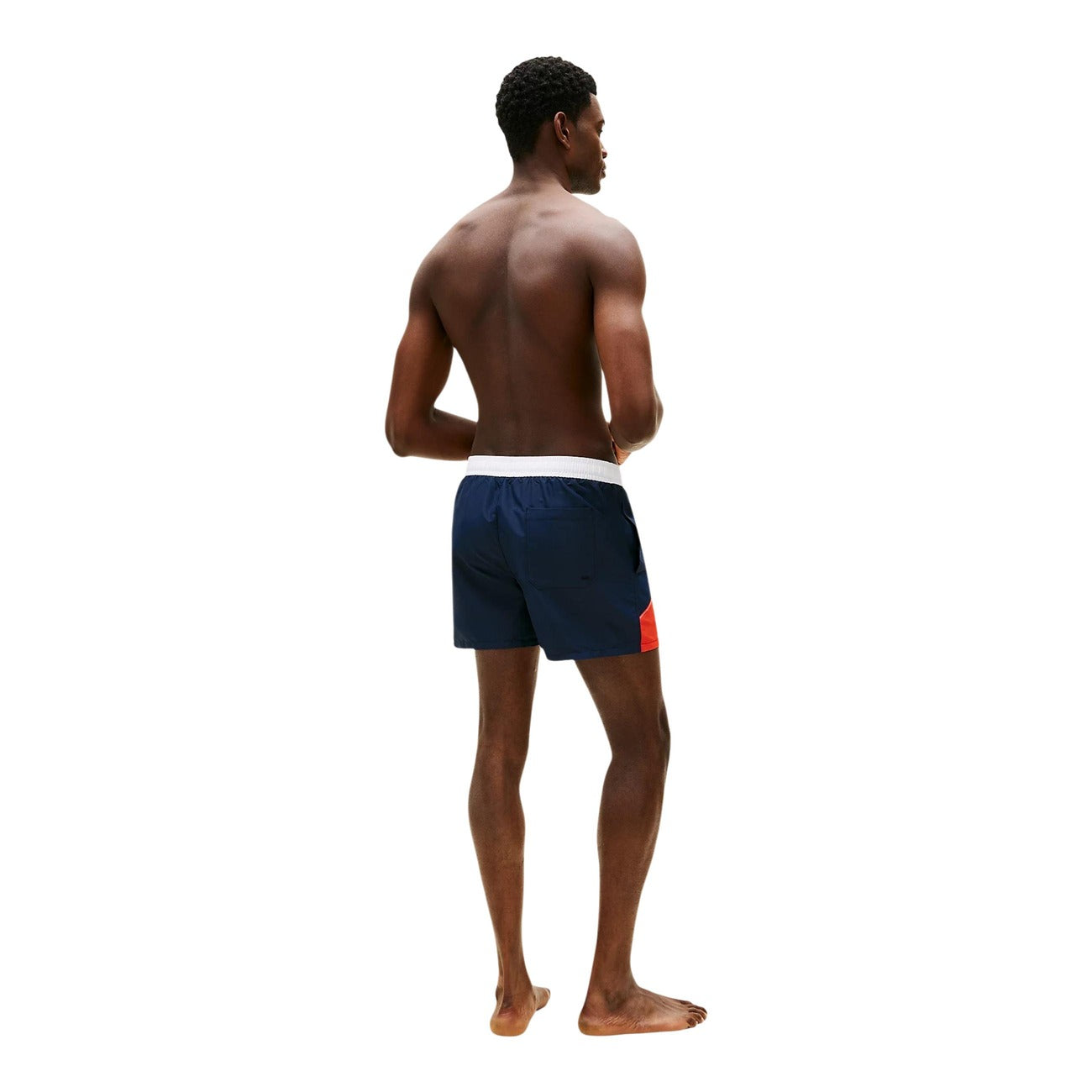 Costume Shorts Tommy Jeans Color Block; Microfibra. Lunghezza media (40,5 cm), tasche laterali e posteriore. Logo ricamato, asciugatura rapida, stile d'ispirazione vintage. Vista posteriore 