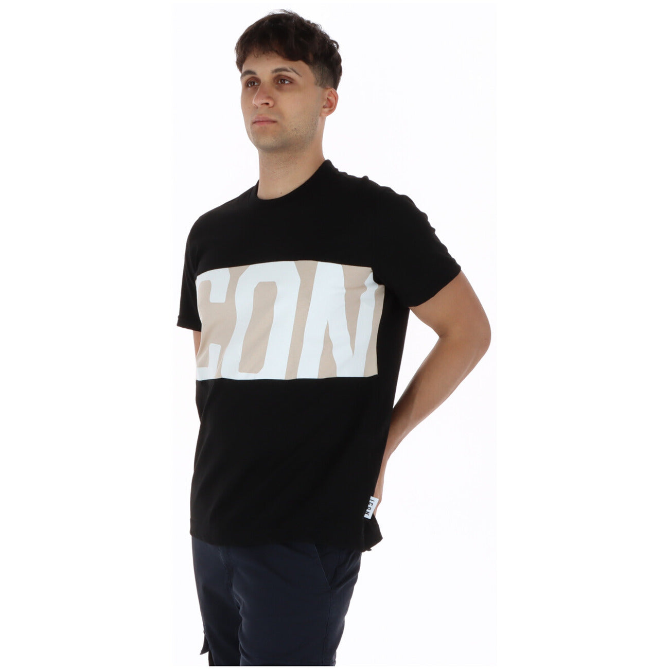 T-shirt ICON Bold Logo; 100% cotone jersey. Banda centrale a contrasto, vestibilità regolare, maniche corte. Maglia urban traspirante, morbida e dallo stile grafico deciso. Colore nero vista frontale Laterale 