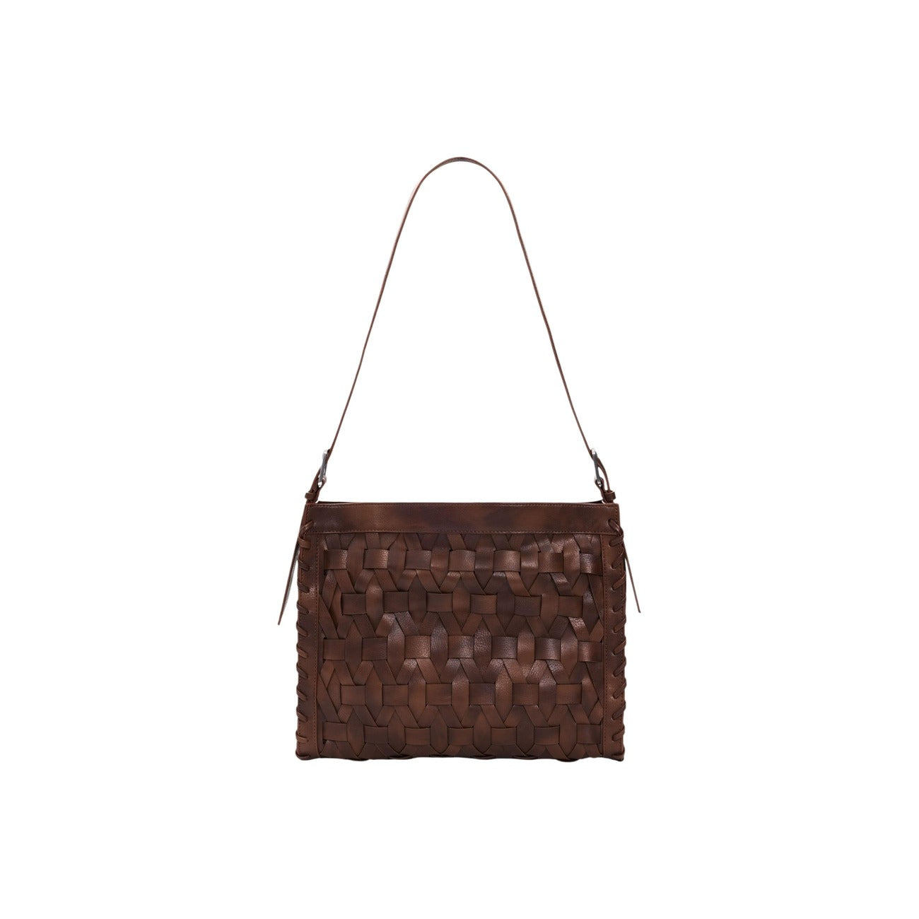 Borsa a spalla SS26 intrecciata; PU riciclato, chiusura zip, tasca interna. Tracolla regolabile, charm portacarte, design capiente e sostenibile. Stile artigianale contemporaneo. Colore marrone vista posteriore 