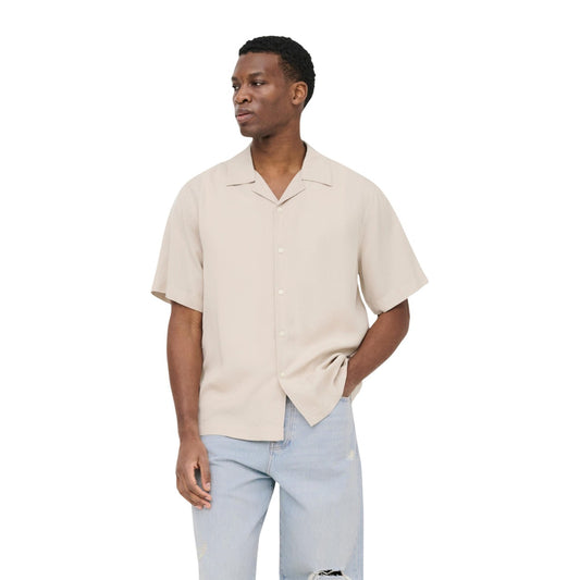 Camicia Only & Sons Onsperu; beige, 100% Tencel. Maniche corte, regular fit, colletto aperto. Tessuto traspirante, sostenibile e antipiega naturale. Ideale per la stagione estiva. Vista Frontale 