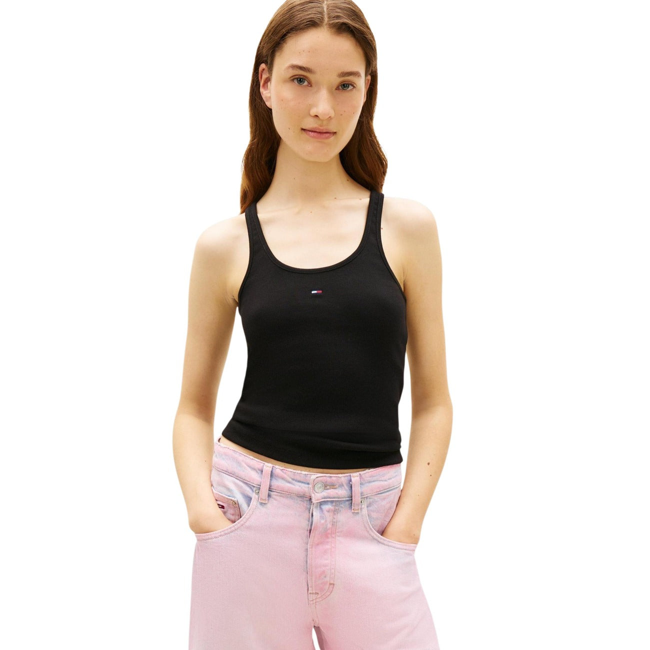 Canotta Tommy Hilfiger Jeans; Nero, Cotone Stretch a coste. Schiena incrociata, slim fit, logo ricamato. Traspirante e modellante, ideale per la stagione Primavera/Estate. Vista frontale 