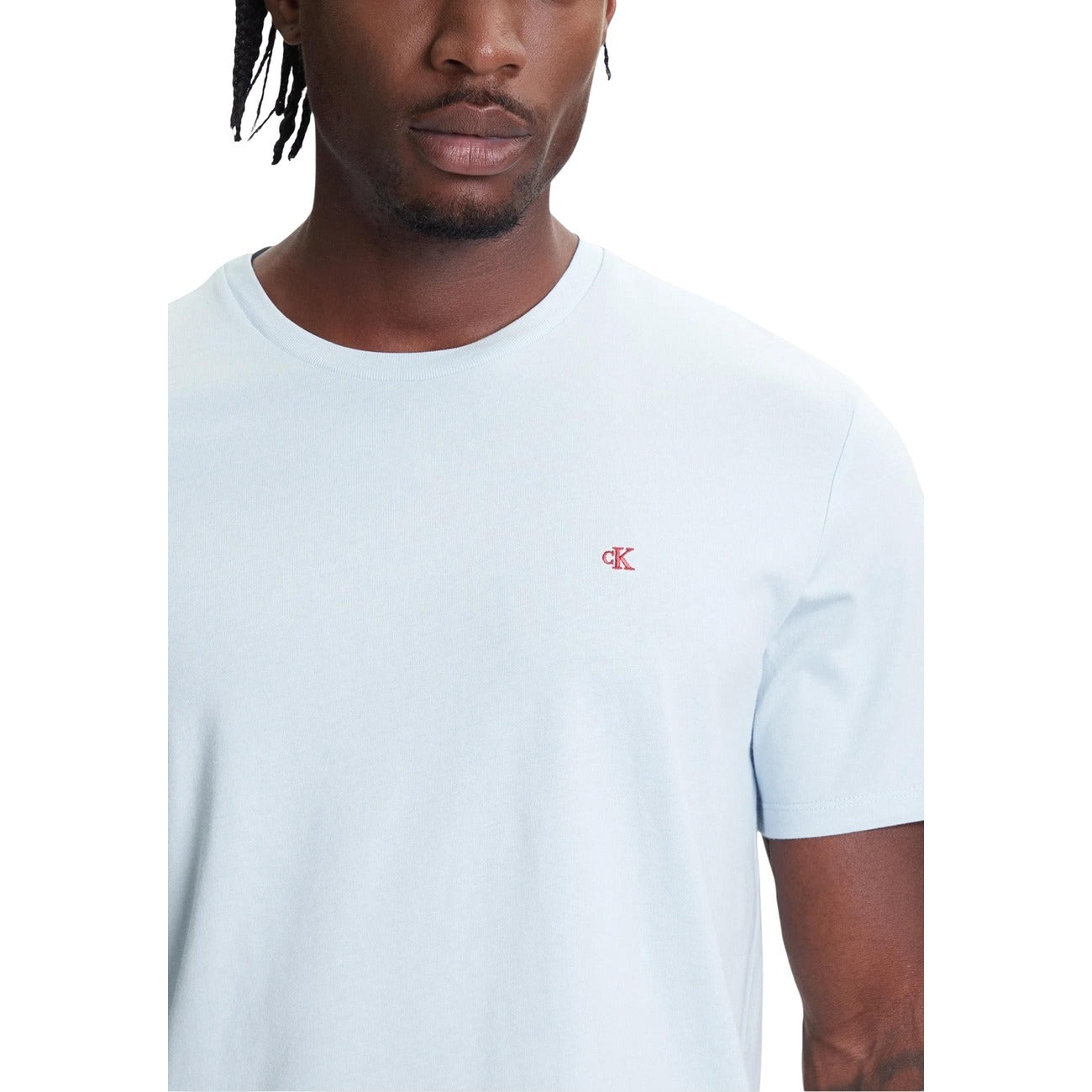 T-shirt Calvin Klein Jeans SS SMOOTH CTTN SOLID uomo azzurra maniche corte scollo tondo 100% cotone - vista frontale indossata da modello Dettaglio logo 