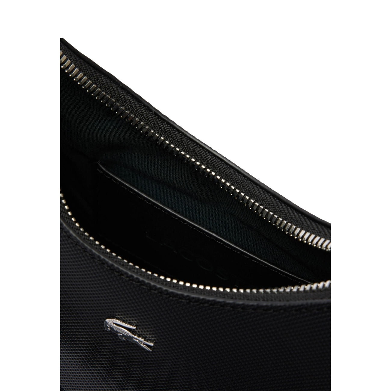 Lacoste Borsa Daily City Petit Piqué; borsa nera a tracolla con coccodrillo applicato, cinghia regolabile, tasca piatta interna Vista frontale apertura e dettaglio logo. Dimensioni 16x7x7 cm