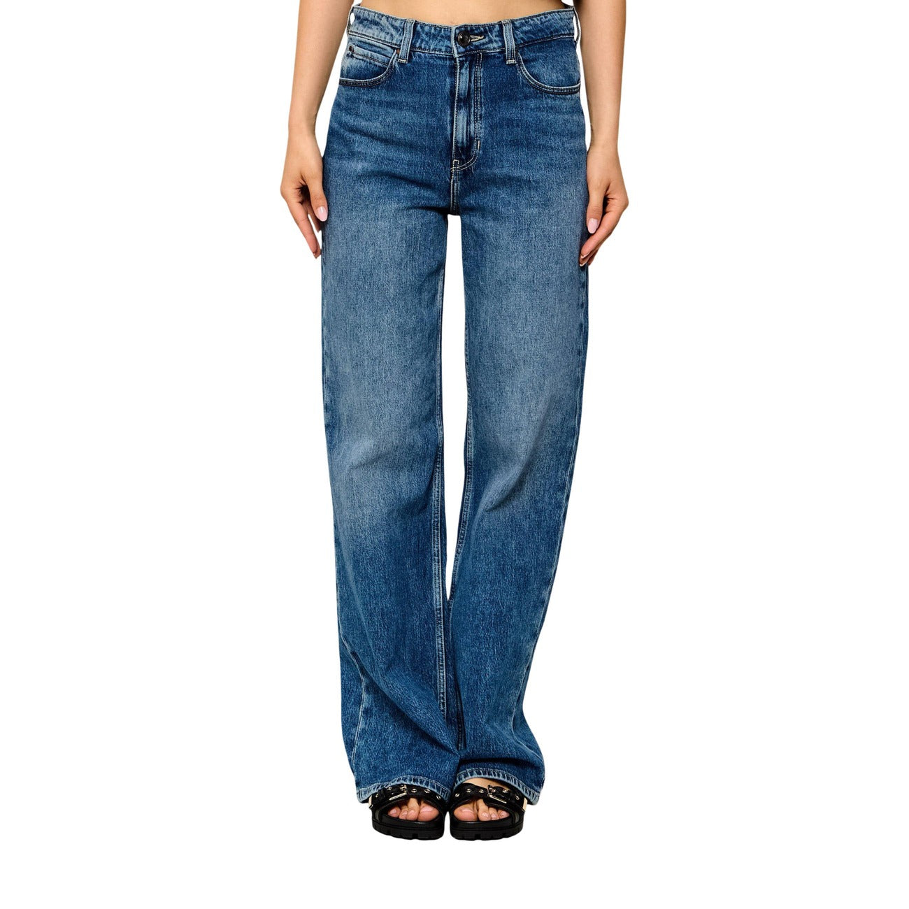 Jeans Guess wide leg blu donna W6YA1A D1339. Jeans a gamba larga e vita alta da donna in puro cotone blu, modello mom fit regular con 5 tasche e cerniera zip frontale, abbigliamento casual 4 stagioni.