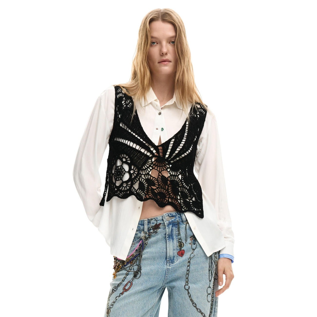 Camicia Desigual con Gilet Crochet; 95% Cotone. Set 2-in-1 multicolore e bianco. Colletto classico, polsini a contrasto, motivi lavorati a mano. Capi separabili, collezione SS26.