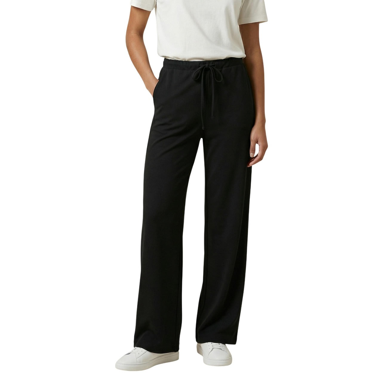 Pantaloni Only Onlsakura; 55% Viscosa, 45% Nylon. Colore nero, vita elastica con coulisse, gamba larga. Pantaloni a palazzo freschi, traspiranti e facili da abbinare per la PE26.