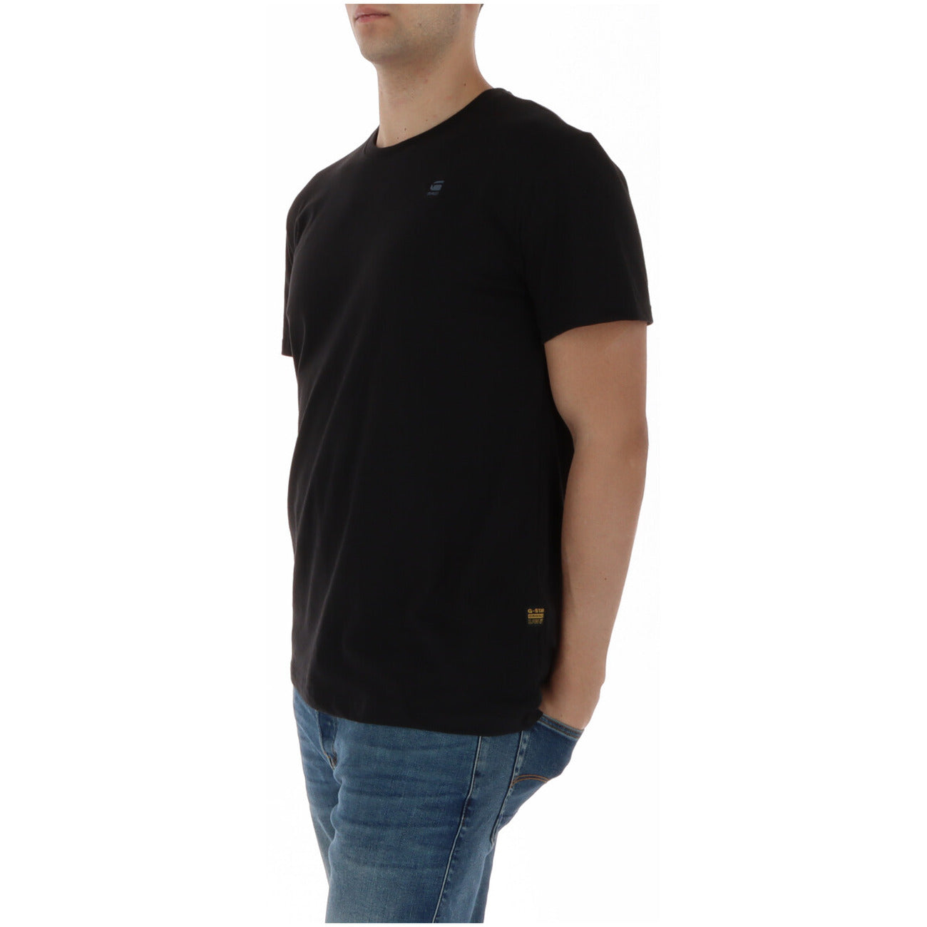 G-STAR Base Tee; 100% cotone jersey, monocromo, dettaglio ricamo. T-shirt nera di alta qualità, traspirante e resistente ai lavaggi. Vista frontale Laterale 