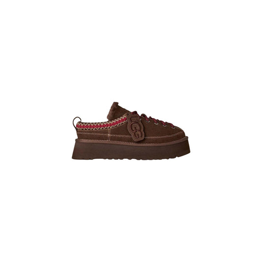 Scarpe basse ciabatta da donna UGG in camoscio colore Burnt Cedar, con dettaglio stringato, fodera interna in caldo montone, stivaletto rimovibile e suola plateau in EVA da 4,4 cm.