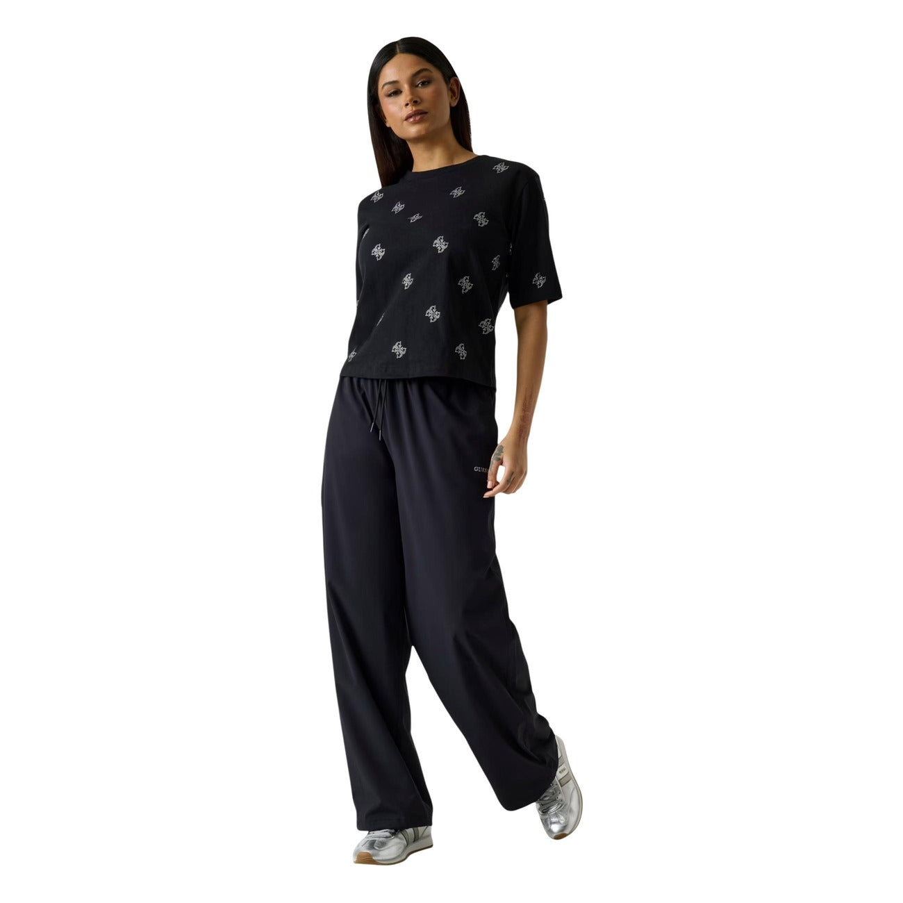 T-shirt Guess Silvy Nera; 100% Cotone. Motivo 4G con microstrass, vestibilità ampia (wide fit), scollo tondo. Capo versatile della linea Guess Active, stile glamour-casual. Figura intera frontale 