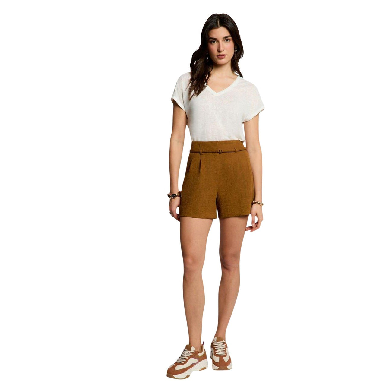 T-shirt Morgan De Toi Dsamir; Bianco Mélange. 53% Poliestere Riciclato, 47% Viscosa Sostenibile. Scollo a V, vestibilità morbida, dettaglio logo in metallo. Tessuto fluido e antipiega. Figura intera