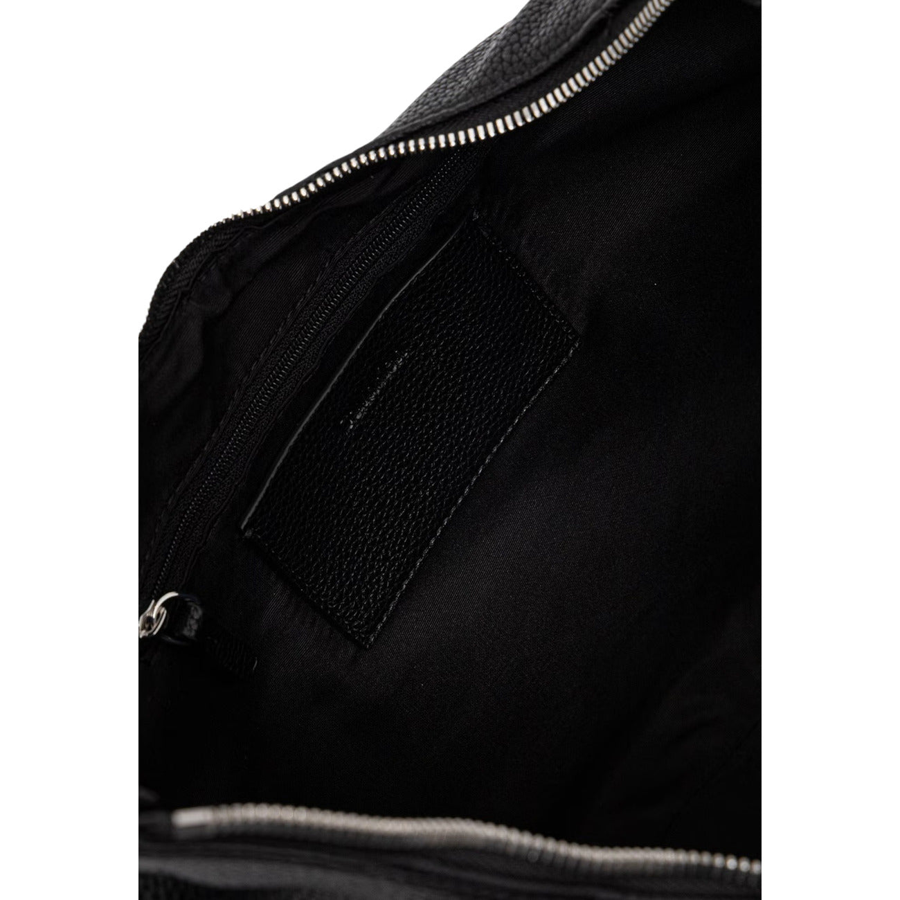 Borsa a Spalla Donna Calvin Klein Engraved; Nero. 100% Poliuretano effetto martellato, chiusura zippata, manico regolabile e finiture metalliche logate. Misure capienti (33x33 cm), stile minimalista 4 stagioni. Vista aperta 