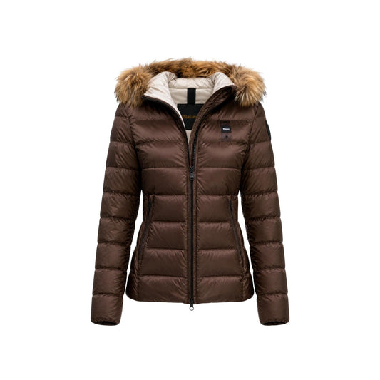 Piumino donna Blauer marrone Charme 26WBLDC03037. Giubbotto corto da donna marrone slim fit trapuntato orizzontale con cappuccio avvolgente, zip doppio cursore e logo Blauer su petto e manica, giacca invernale calda e casual chic.