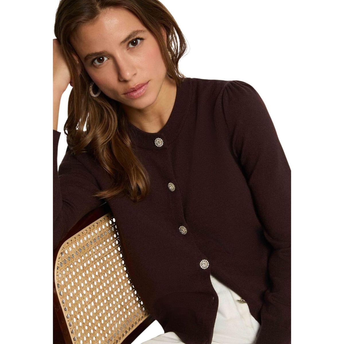 Cardigan donna con bottoni gioiello Morgan De Toi 262-MKNOT. Maglia girocollo in viscosa sostenibile e poliammide a maniche lunghe con dettagli arricciati sulle spalle.