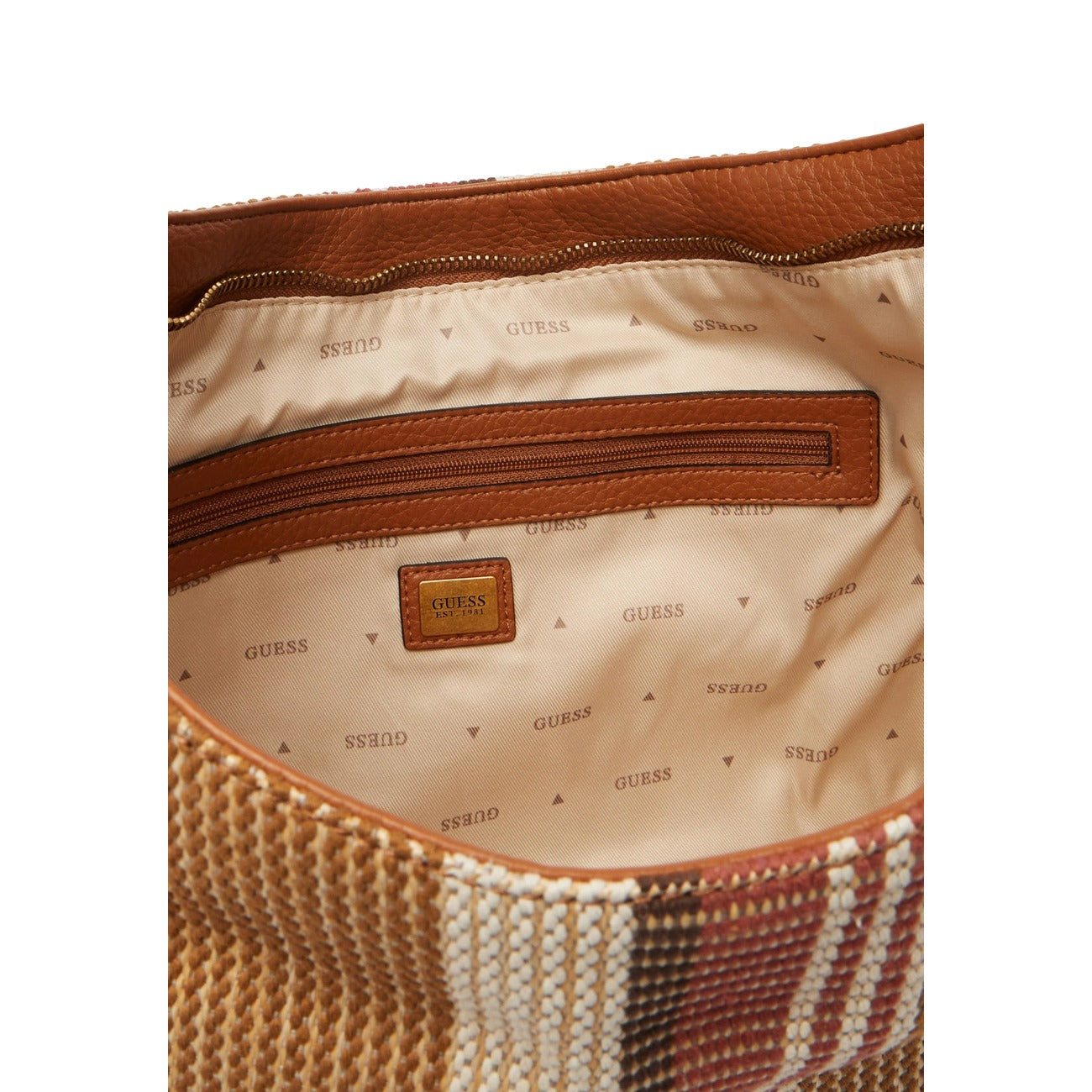 Borsa a Spalla Donna Guess Camden; Beige. Tessuto sintetico e cotone a righe con dettagli in similpelle e metalleria bronzo logata. Chiusura con zip e manico removibile (24 cm). Misure medie e capienti (36x26 cm). Interno 