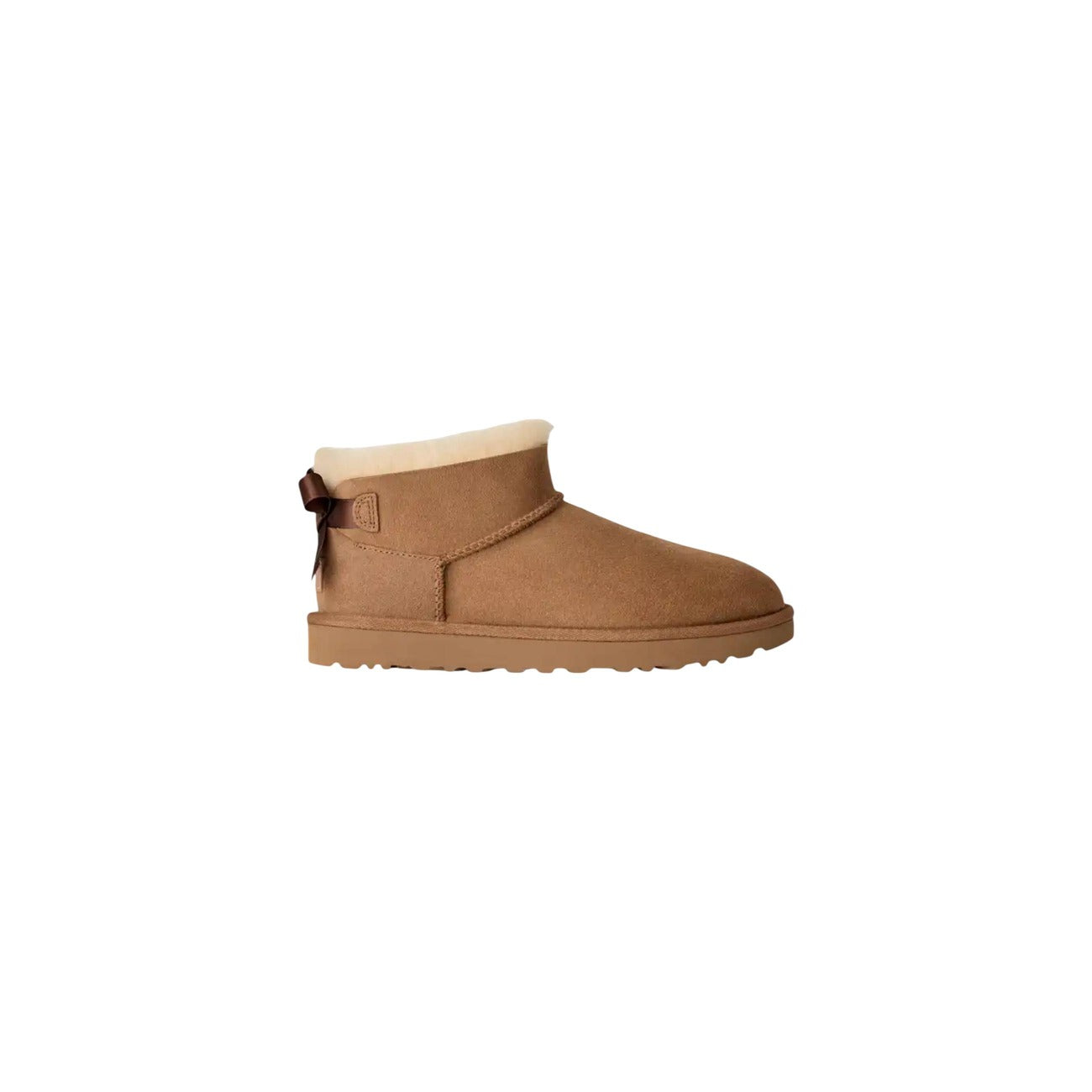 UGG Ultra Mini Bailey Bow donna Chestnut 1185491. Stivaletti bassi in pelle scamosciata beige foderati in caldo montone con fiocco in raso posteriore, suola leggera in EVA e trattamento idrorepellente.