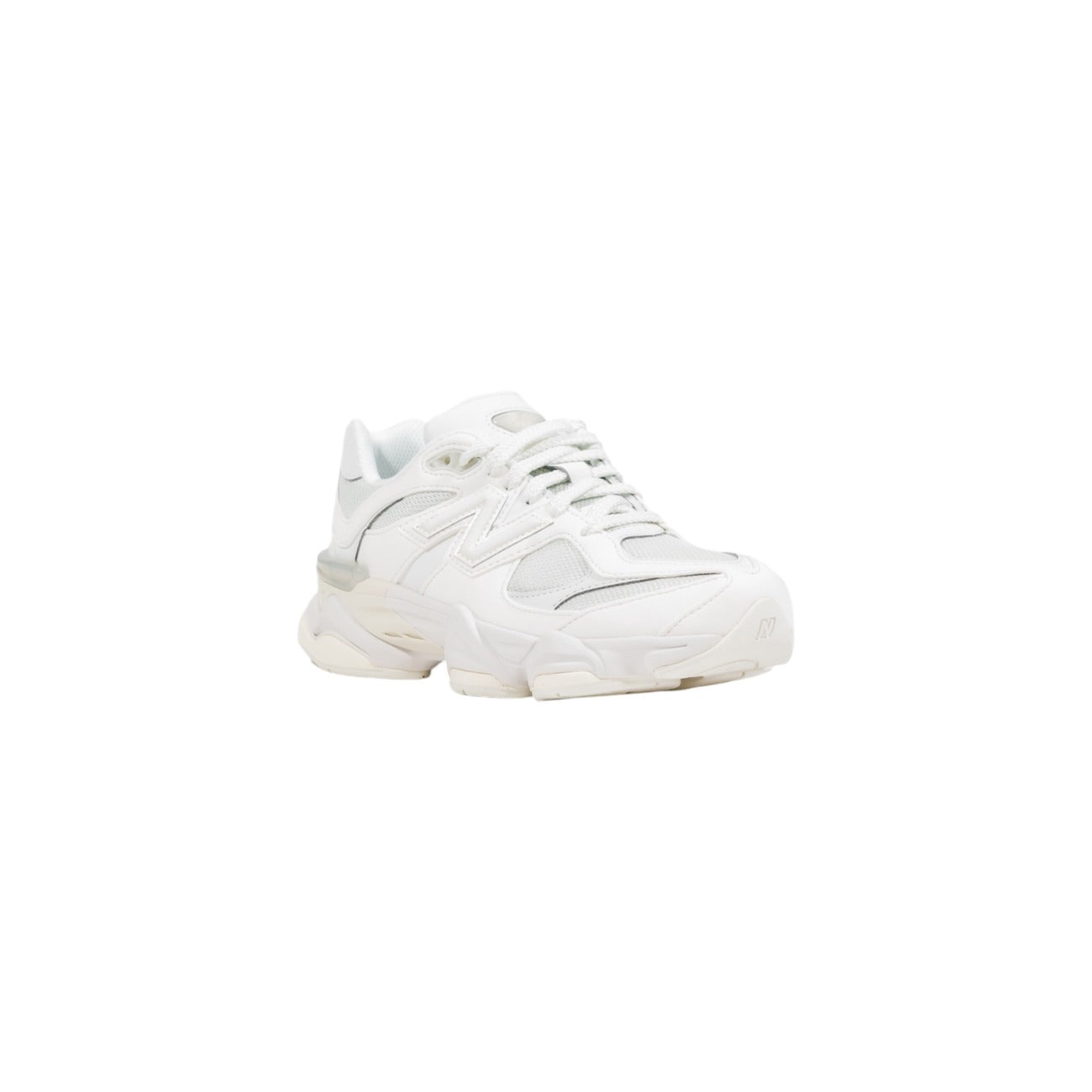 New balance sneaker bianco 9060 unisex Realizzate al 100% in materiale sintetico. tomaia presenta dettagli sovrapposti e linee dinamiche, mentre la suola chunky garantisce un'ammortizzazione ottimale Vista frontale 