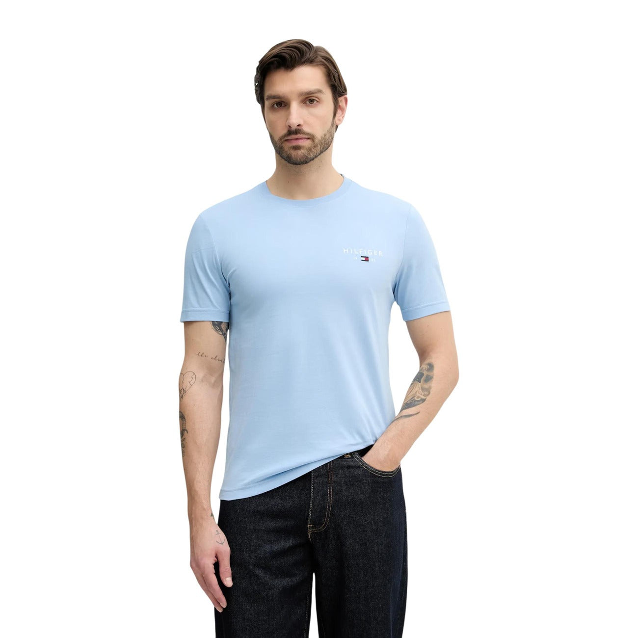 T-shirt Tommy Hilfiger azzurro; 100% Cotone. Logo Hilfiger ricamato, maniche corte, vestibilità regular. Capo quattro stagioni, traspirante e dallo stile casual premium.