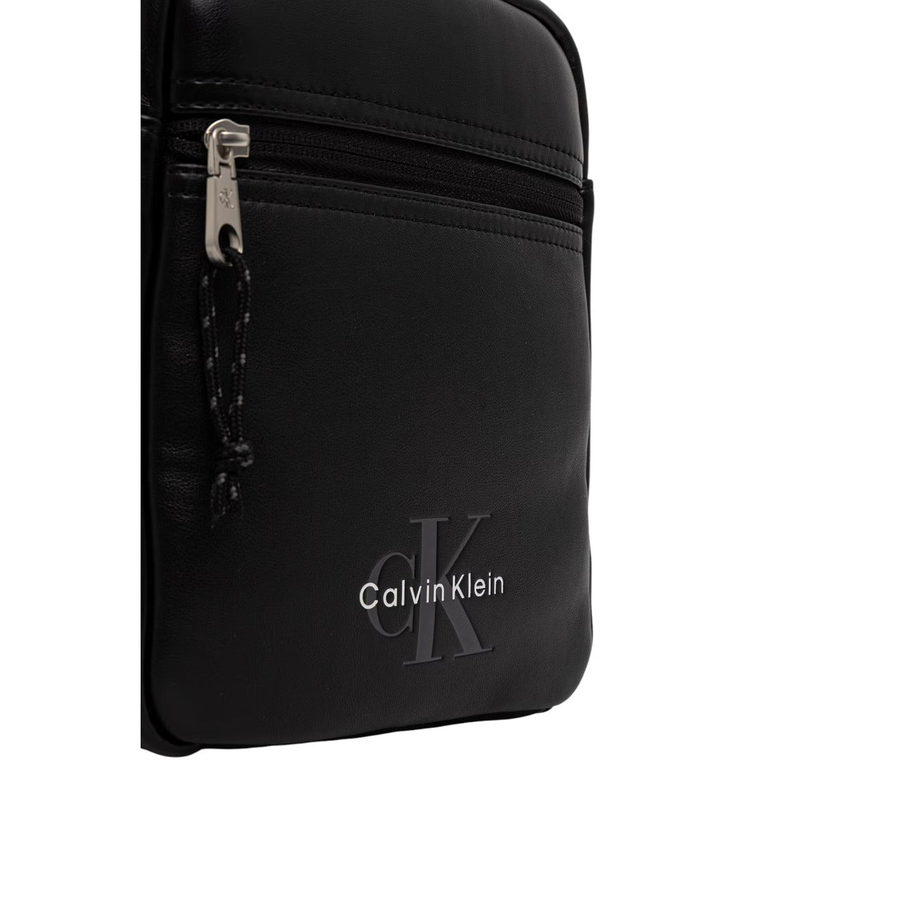 Borsa Tracolla Uomo Calvin Klein Bold Reporter; Nero. 100% Poliuretano liscio, maxi logo frontale, tracolla in nastro logato, tasca esterna zippata. Dimensioni intermedie (18x23 cm), stile casual-streetwear 4 stagioni. Dettaglio logo 