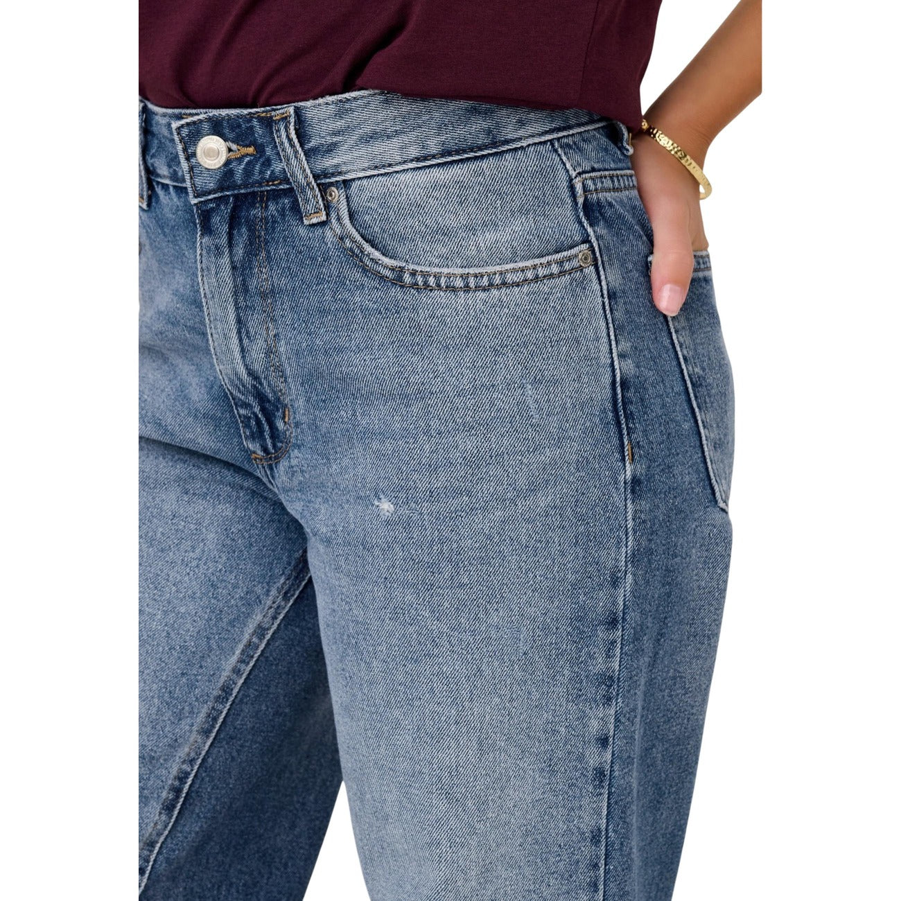 Jeans Wide Only Onlella; Blu. 100% Cotone. Gamba larga, fondo risvoltato, vita media. Vestibilità loose fit comoda e originale, stile 4 stagioni.