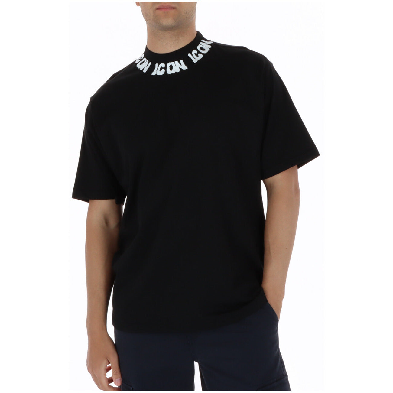 T-shirt ICON IUT028; 100% cotone Made in IT. Logo a contrasto sul girocollo, maniche corte, colori bianco/nero. Maglia maschile premium, traspirante e di tendenza PE26. Colore nero. Vista frontale 