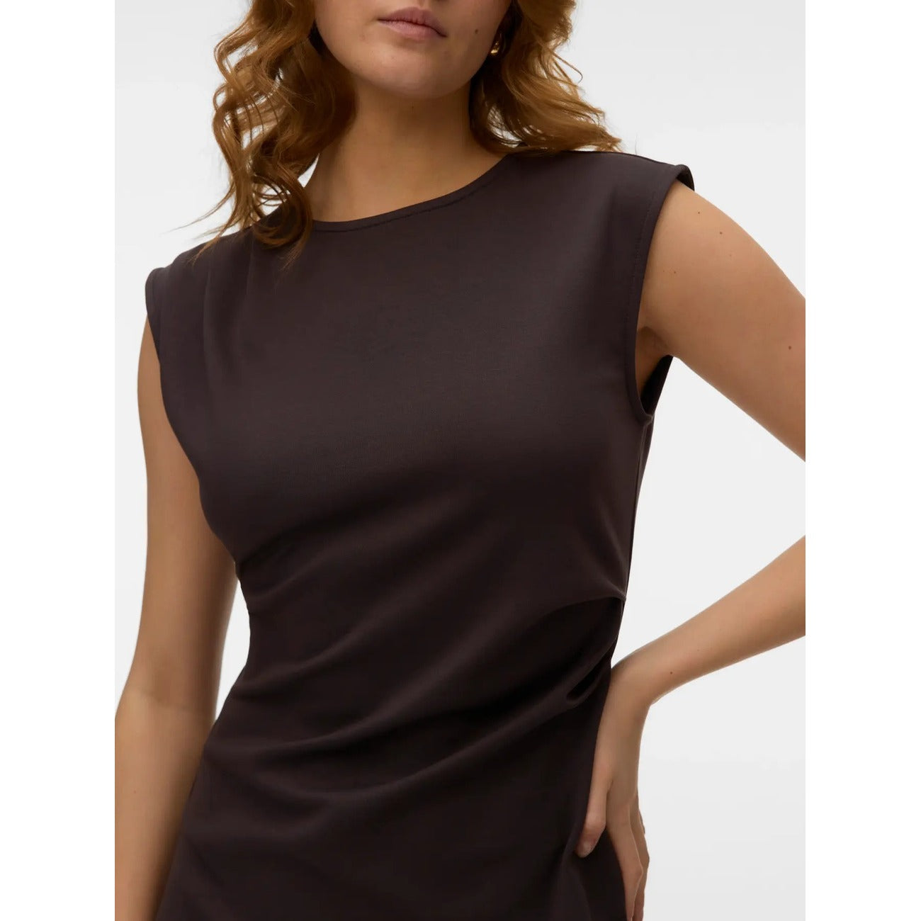 Abito Corto Donna Marrone Vero Moda; Vestito aderente smanicato in poliestere e viscosa elastica. Girocollo, spalline larghe e dettaglio arricciato laterale, stile casual-chic per tutti i giorni.