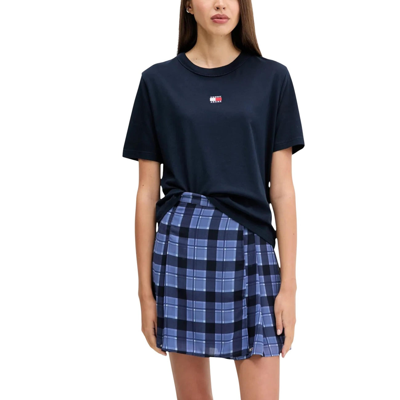 T-shirt Donna Tommy Jeans Boxy Cropped; 100% Cotone. Spalle scese, logo badge sul petto, taglio corto. Maglia donna fresca e di tendenza per la PE26. Colore Blu scuro 