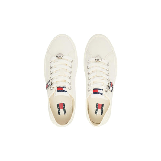 Sneakers Tommy Hilfiger EN0EN02959; cotone riciclato e BCI, suola platform. Stringate, logo laterale, design minimal chic. Calzatura sostenibile, leggera e versatile per l'uso quotidiano. Vista dall’alto 